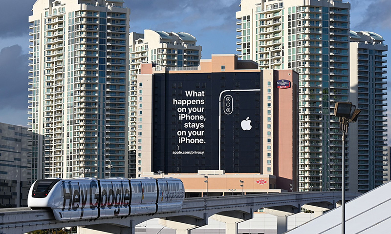 apple-billboard-guerilla-marketing-ces